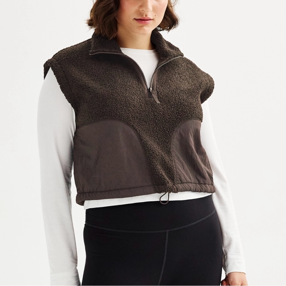 Cozy Black Cropped Fleece Vest for Women